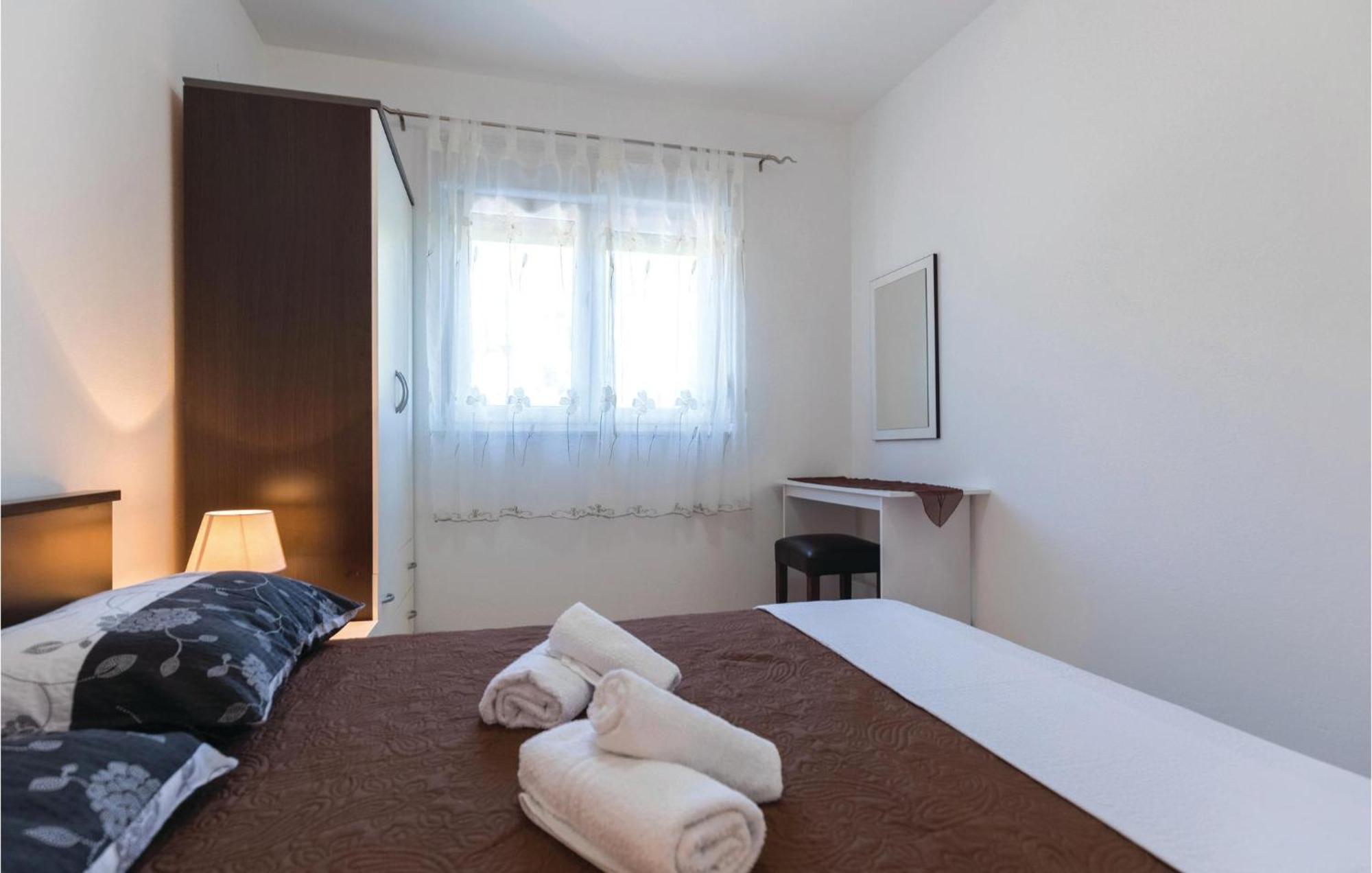 1 Bedroom Cozy Apartment In Клек Экстерьер фото