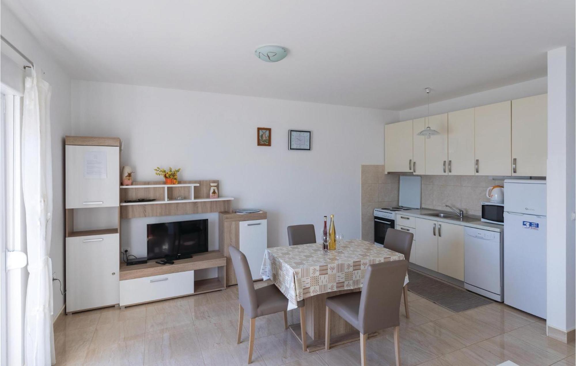 1 Bedroom Cozy Apartment In Клек Экстерьер фото