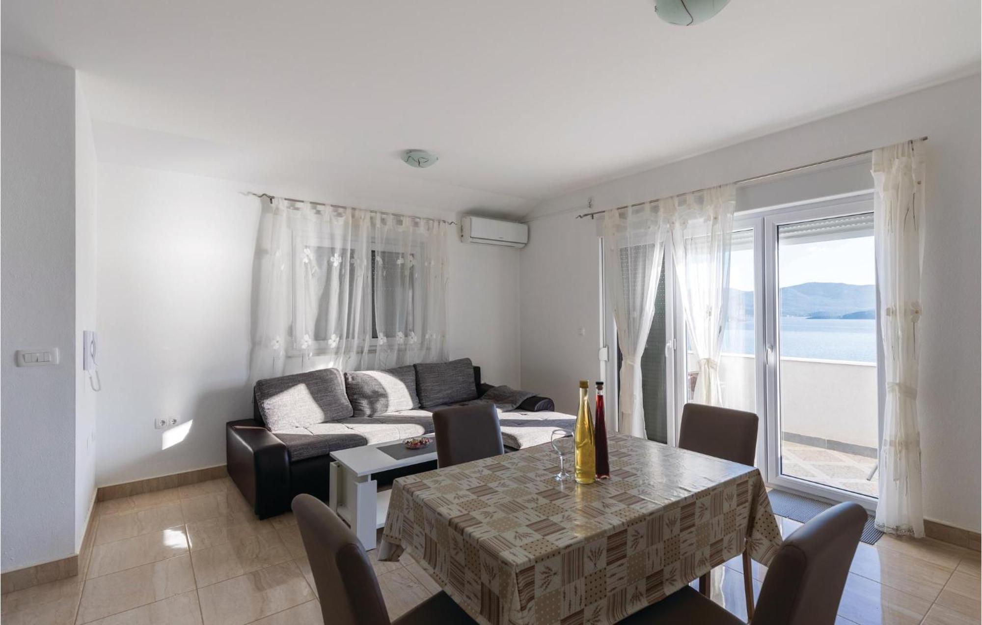 1 Bedroom Cozy Apartment In Клек Экстерьер фото