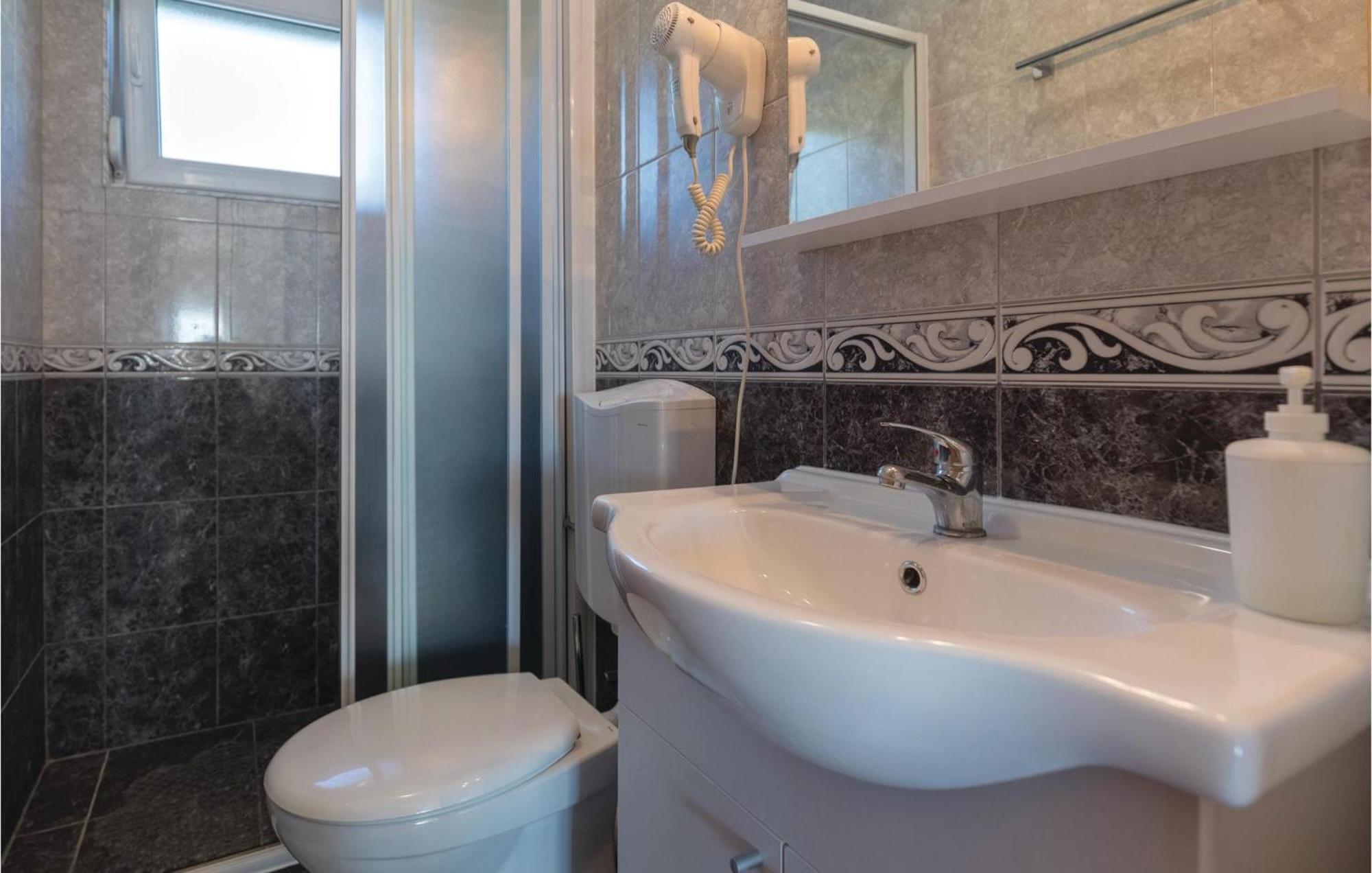1 Bedroom Cozy Apartment In Клек Экстерьер фото
